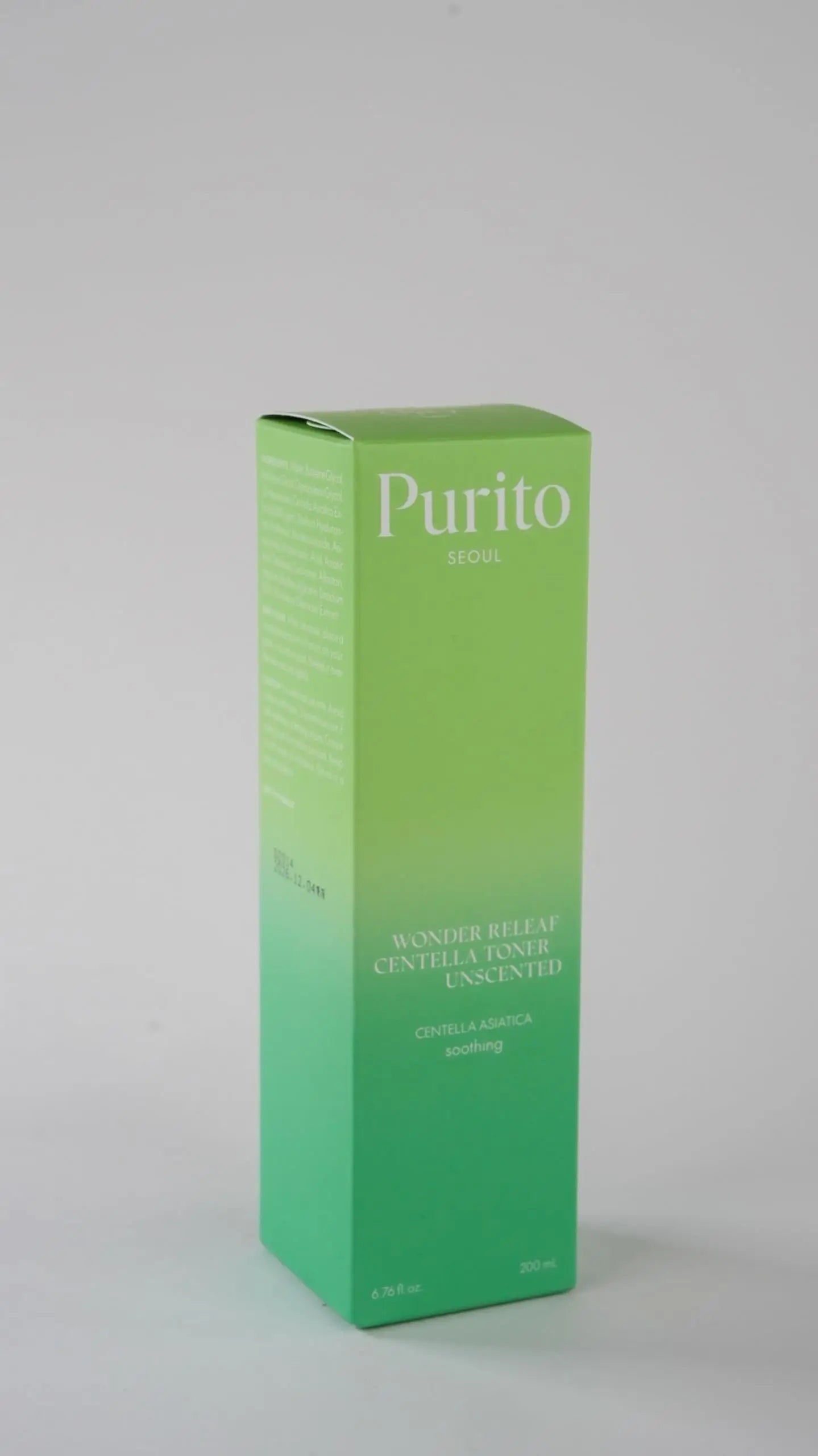 Packaging box of PURITO Seoul Wonder Releaf Centella Toner Unscented in green gradient color with product name and soothing Centella Asiatica ingredients highlighted.